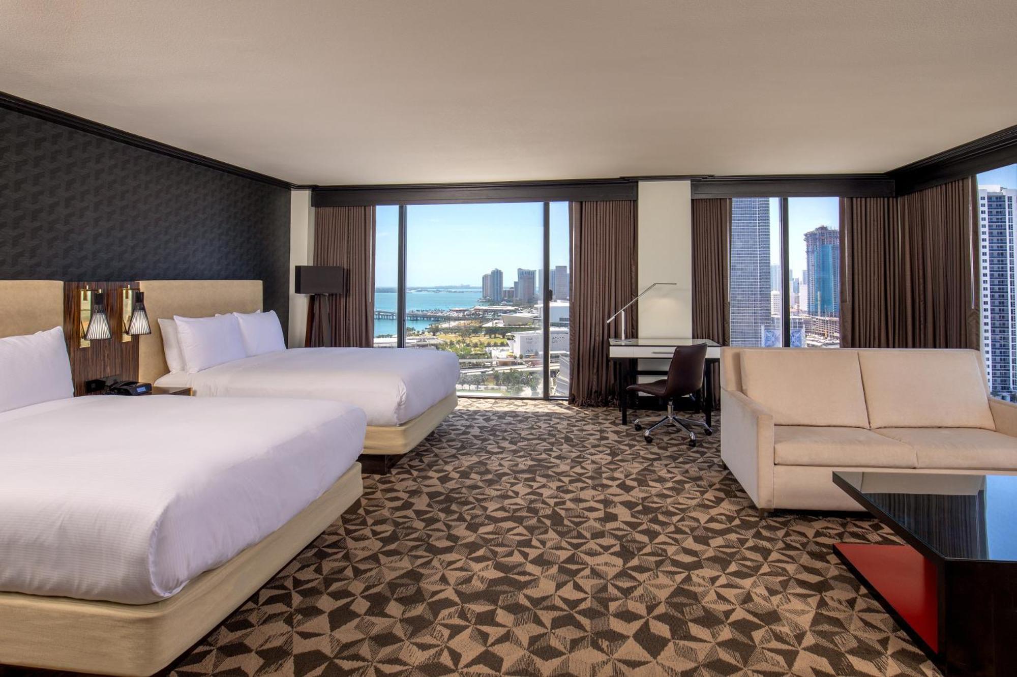 Suite Queen com 2 Camas Queen-size e Vista Baía