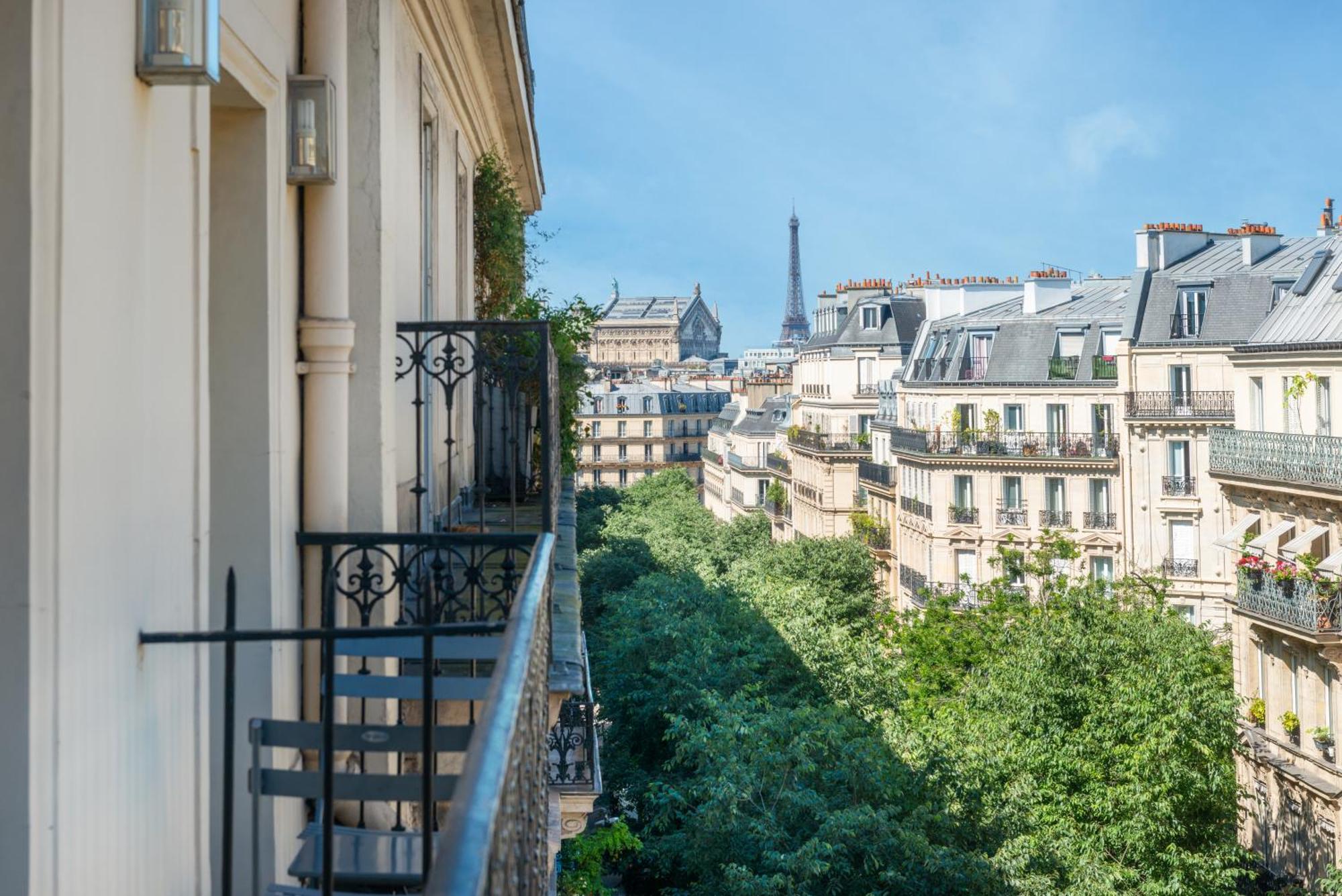 Room with Eiffel Tower View,1689834025:JPEG