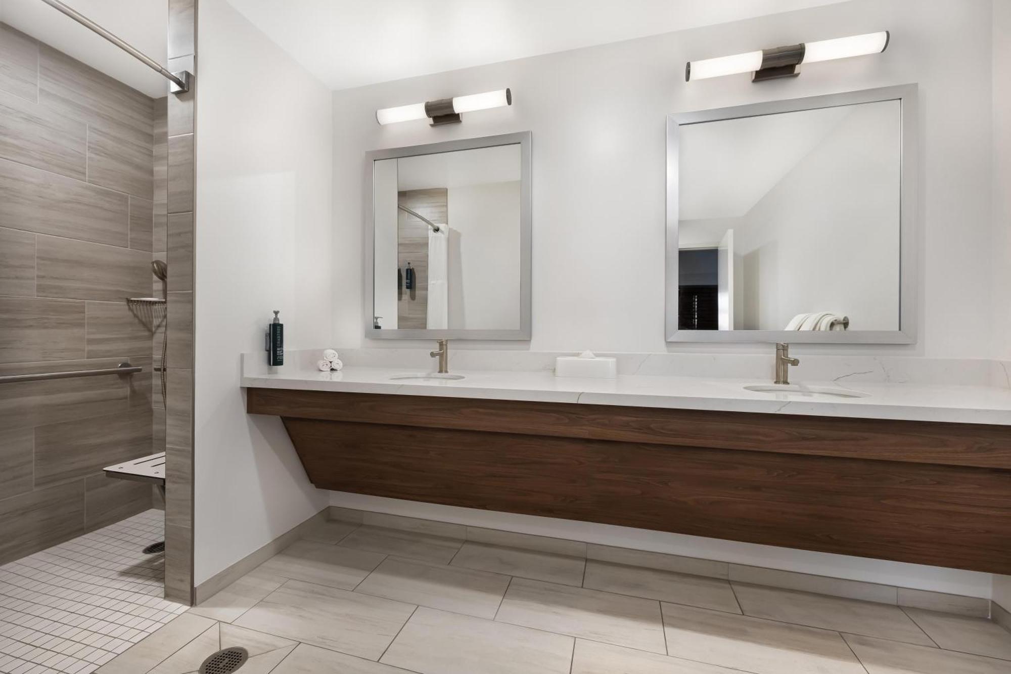 SUÍTE DELUXE DE 2 QUARTOS COM 2 CAMAS KING-SIZE E CHUVEIRO ACESSÍVEL A CADEIRANTES