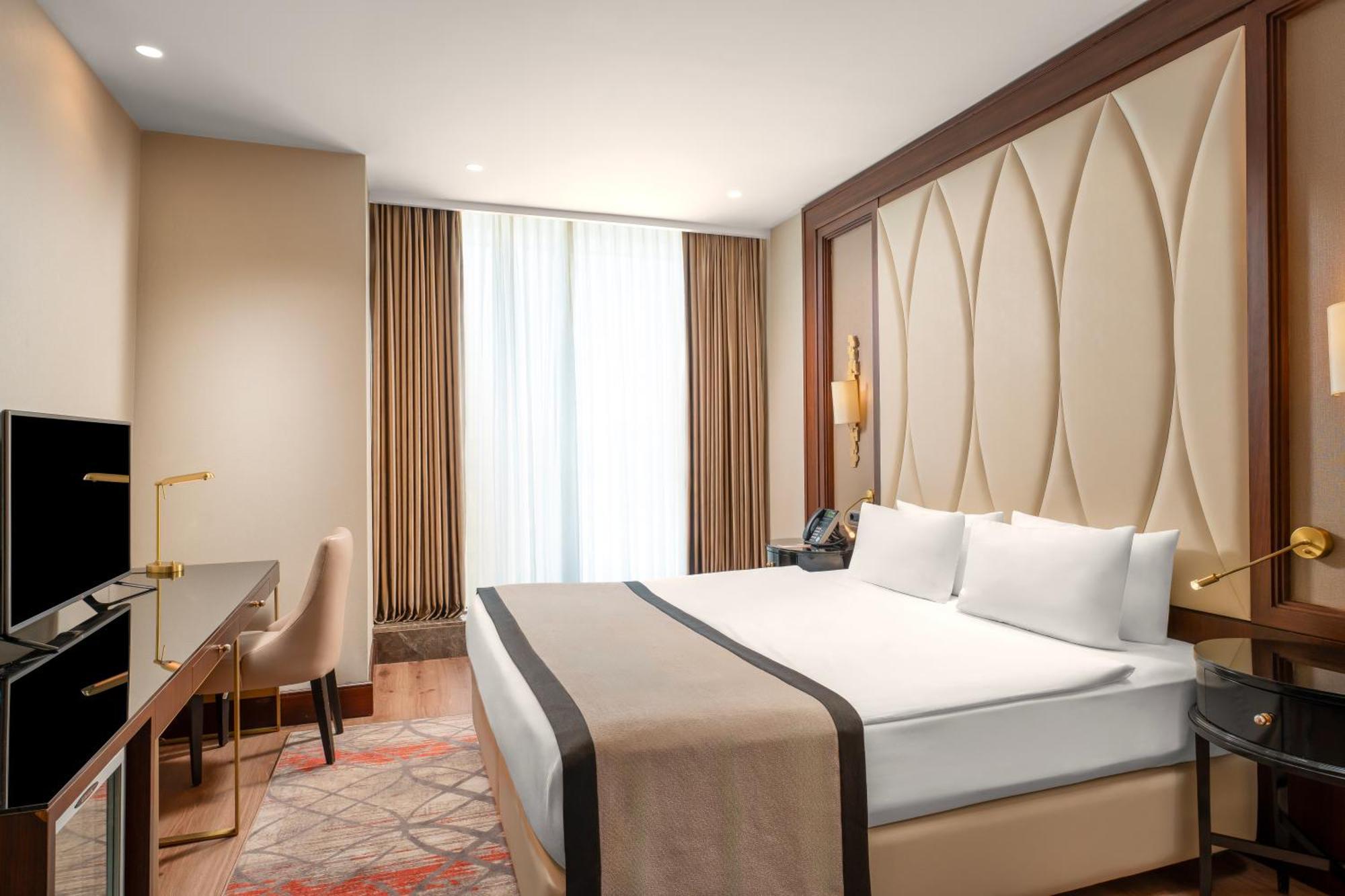 Trendy Room With Queen Size Bed