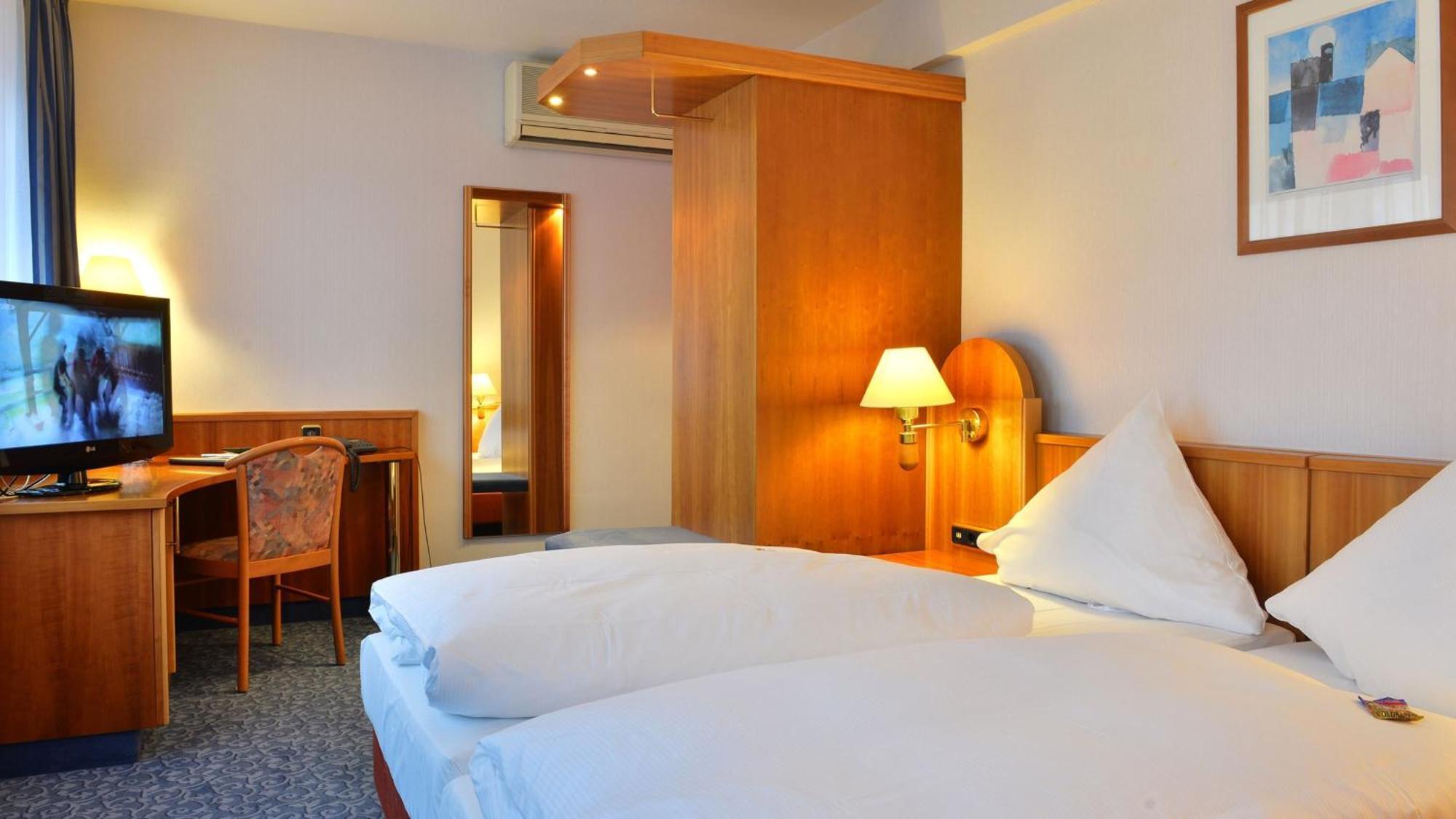 Standard Double Room,702515449:JPEG