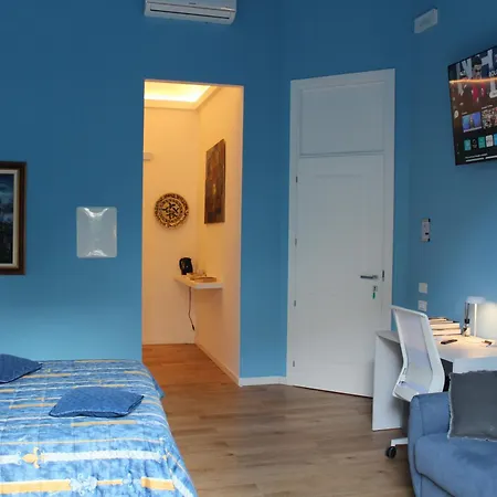 Falstaff Rooms & Suites-2