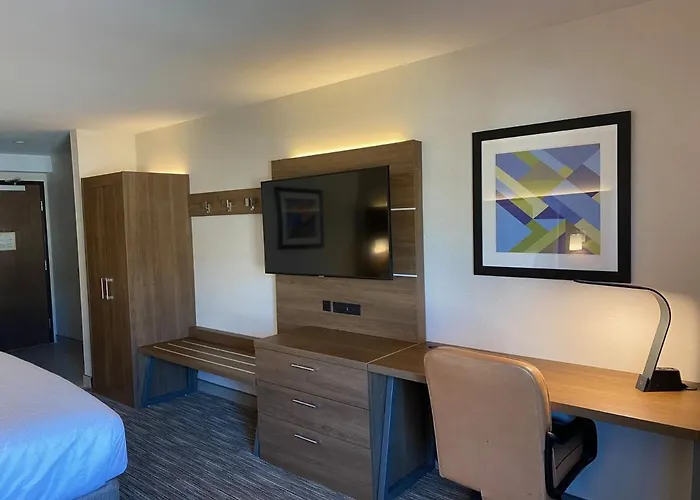 Holiday Inn Express & Suites Chatsworth By Ihg